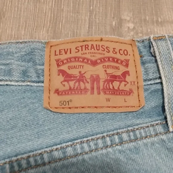 Levis 501 cut off jean shorts - Picture 5 of 15